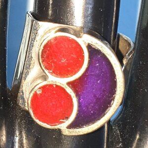 Unusual Vintage Mid-Century Spanish Red & Purple Resin Inlaid Silver Tone Ring